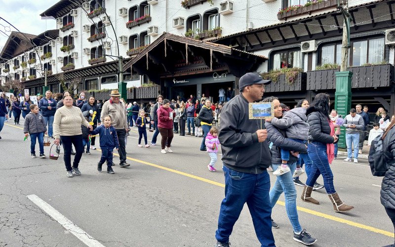 Desfile Cívico de 2025, que celebra o 7 de Setembro, homenageia os 70 anos de Gramado 