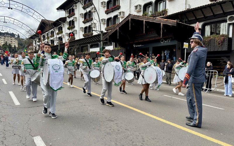 Desfile Cívico de 2025, que celebra o 7 de Setembro, homenageia os 70 anos de Gramado 