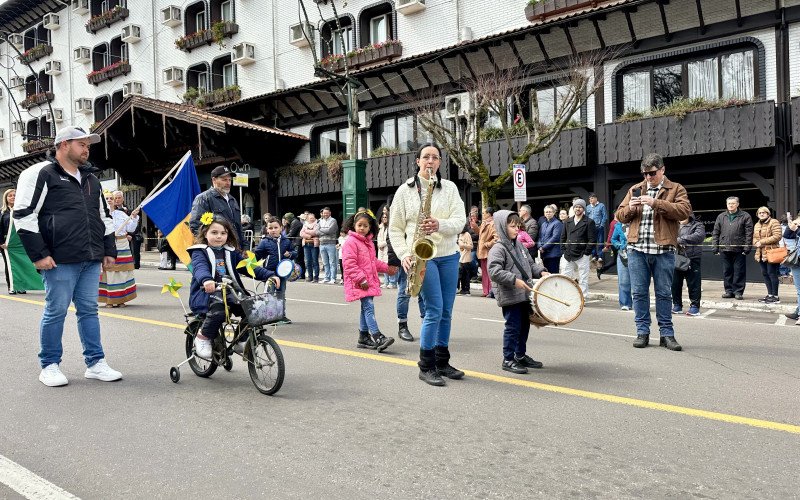 Desfile Cívico de 2025, que celebra o 7 de Setembro, homenageia os 70 anos de Gramado 