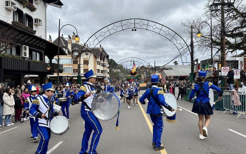 Desfile Cívico de 2025, que celebra o 7 de Setembro, homenageia os 70 anos de Gramado 