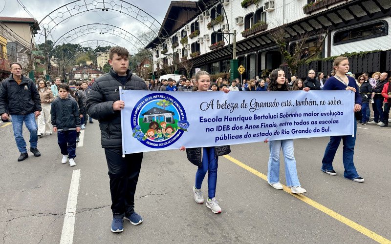 Desfile Cívico de 2025, que celebra o 7 de Setembro, homenageia os 70 anos de Gramado 