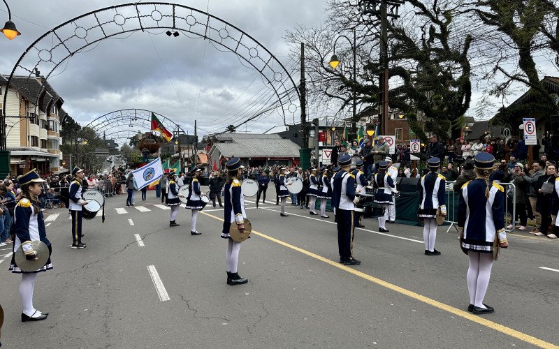 Desfile Cívico de 2025, que celebra o 7 de Setembro, homenageia os 70 anos de Gramado 