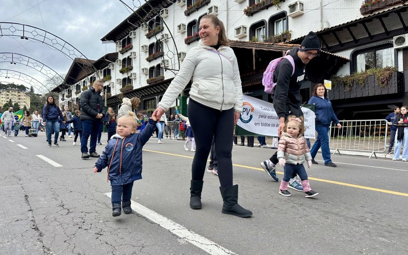 Desfile Cívico de 2025, que celebra o 7 de Setembro, homenageia os 70 anos de Gramado 