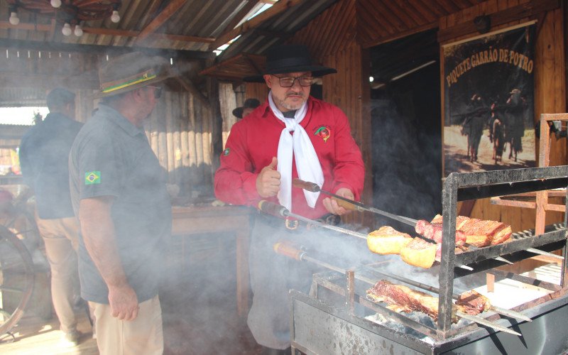 Emilio Ferreira e Mila Piltz comandaram a churrasqueira do piquete Garra de Potro