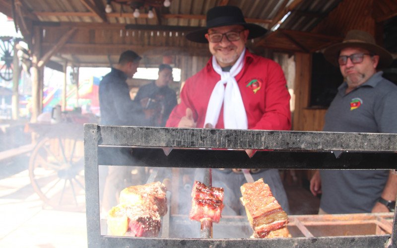 Emilio Ferreira e Mila Piltz comandaram a churrasqueira do piquete Garra de Potro