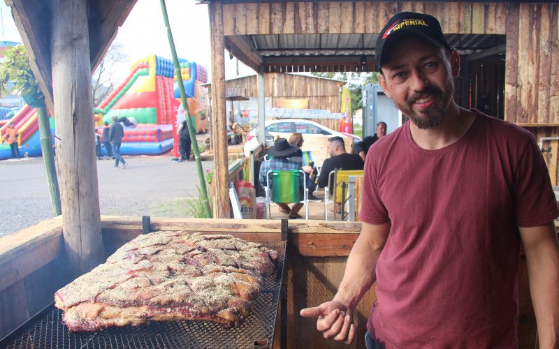 Mateus Moller preparando o costelão no piquete Herdeiros da Tradição