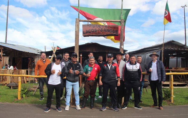 Amigos em confraternização no Acampamento Farroupilha