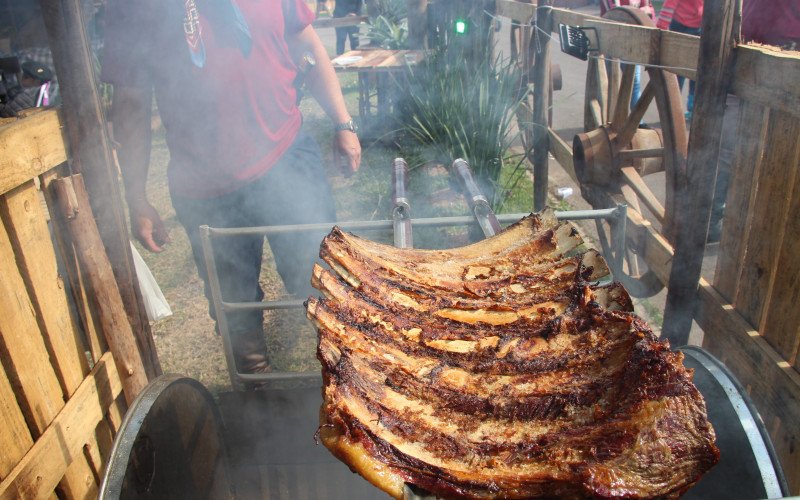 Churrasco é a principal atração nos piquetes do Acampamento Farroupilha de Sapiranga, reunindo famílias e amigos em torno do fogo de chão.