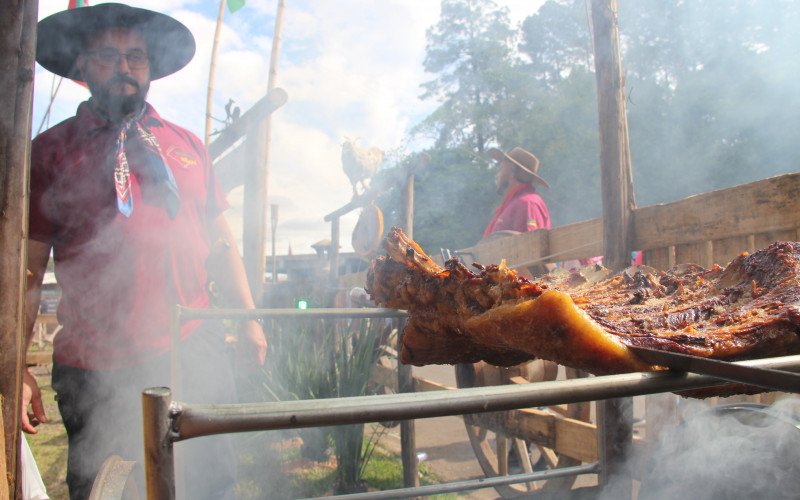Churrasco é a principal atração nos piquetes do Acampamento Farroupilha de Sapiranga, reunindo famílias e amigos em torno do fogo de chão.