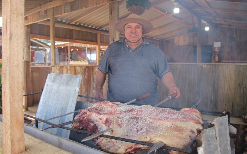 Churrasco é a principal atração nos piquetes do Acampamento Farroupilha de Sapiranga, reunindo famílias e amigos em torno do fogo de chão.