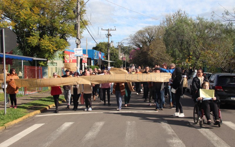 Manifestantes do Residencial Mundo Novo caminharam pelas ruas do bairro, neste sábado (6), carregando faixas e cartazes contra a Lei Municipal nº 3157/2018, que exclui condomínios com mais de 20 anos da Tarifa Social da água