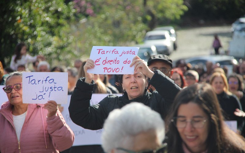 Manifestantes do Residencial Mundo Novo caminharam pelas ruas do bairro, neste sábado (6), carregando faixas e cartazes contra a Lei Municipal nº 3157/2018, que exclui condomínios com mais de 20 anos da Tarifa Social da água