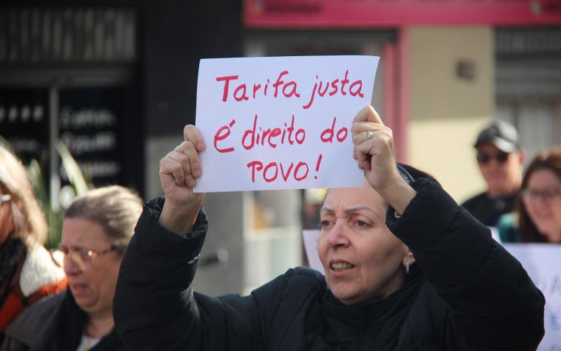 Manifestantes do Residencial Mundo Novo caminharam pelas ruas do bairro, neste sábado (6), carregando faixas e cartazes contra a Lei Municipal nº 3157/2018, que exclui condomínios com mais de 20 anos da Tarifa Social da água