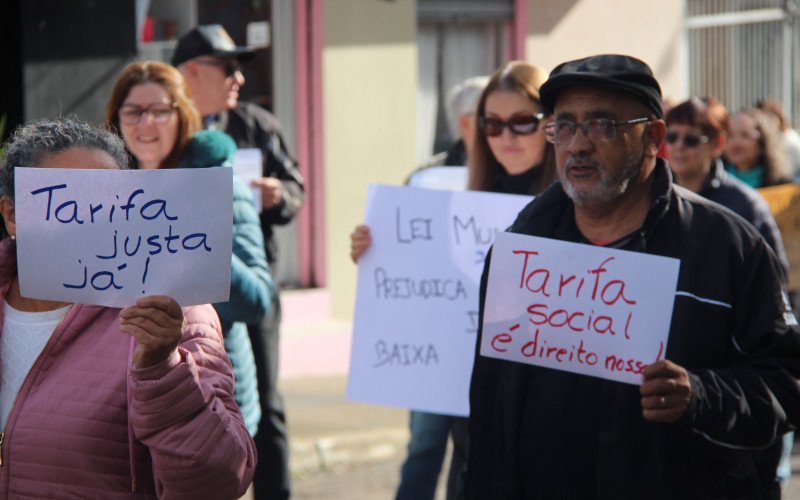 Manifestantes do Residencial Mundo Novo caminharam pelas ruas do bairro, neste sábado (6), carregando faixas e cartazes contra a Lei Municipal nº 3157/2018, que exclui condomínios com mais de 20 anos da Tarifa Social da água