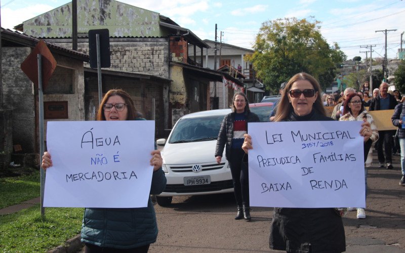 Manifestantes do Residencial Mundo Novo caminharam pelas ruas do bairro, neste sábado (6), carregando faixas e cartazes contra a Lei Municipal nº 3157/2018, que exclui condomínios com mais de 20 anos da Tarifa Social da água | abc+