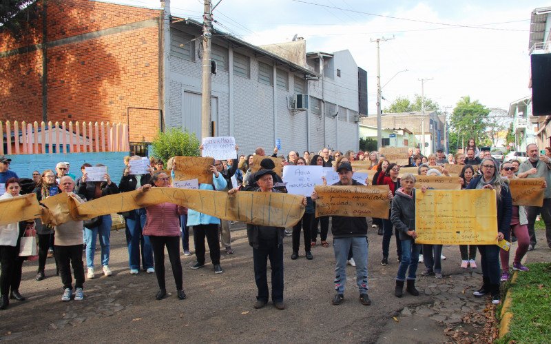Manifestantes do Residencial Mundo Novo caminharam pelas ruas do bairro, neste sábado (6), carregando faixas e cartazes contra a Lei Municipal nº 3157/2018, que exclui condomínios com mais de 20 anos da Tarifa Social da água | abc+