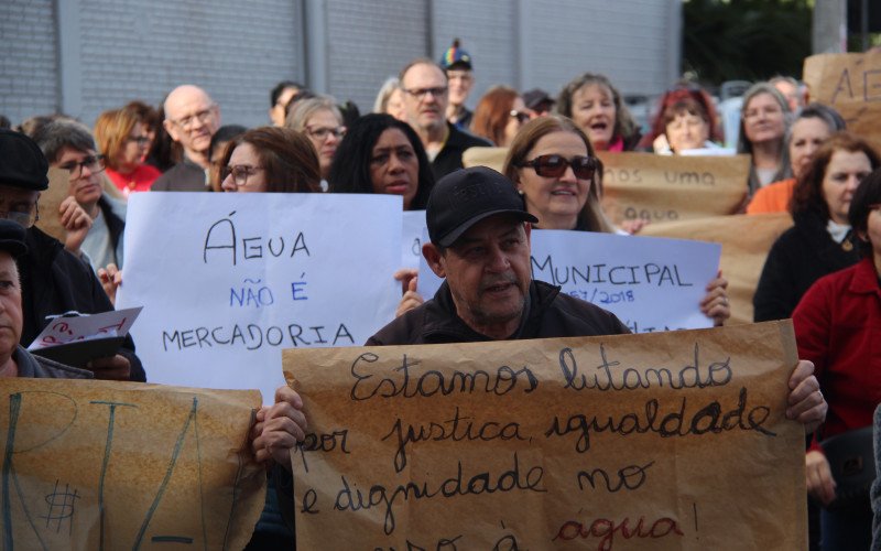 Manifestantes do Residencial Mundo Novo caminharam pelas ruas do bairro, neste sábado (6), carregando faixas e cartazes contra a Lei Municipal nº 3157/2018, que exclui condomínios com mais de 20 anos da Tarifa Social da água