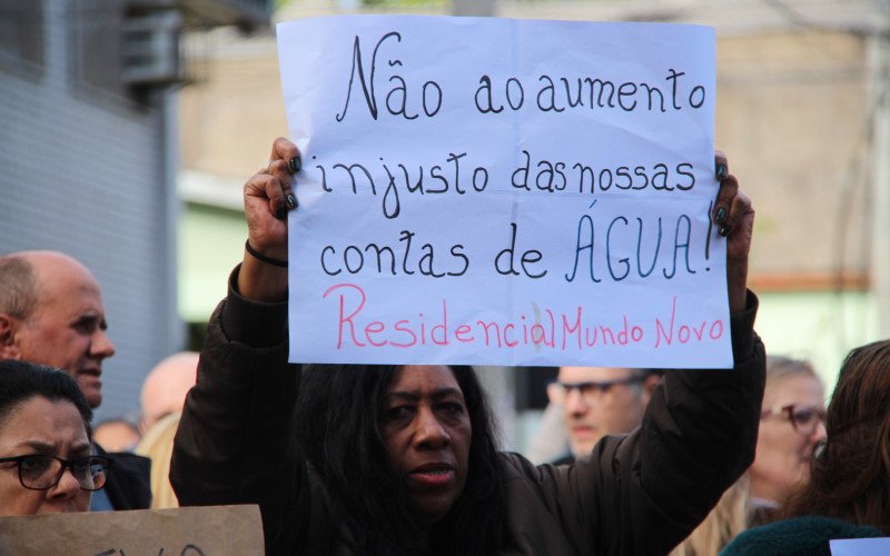 Manifestantes do Residencial Mundo Novo caminharam pelas ruas do bairro, neste sábado (6), carregando faixas e cartazes contra a Lei Municipal nº 3157/2018, que exclui condomínios com mais de 20 anos da Tarifa Social da água