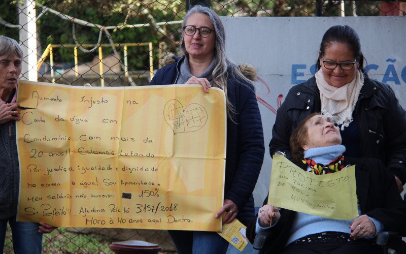 Manifestantes do Residencial Mundo Novo caminharam pelas ruas do bairro, neste sábado (6), carregando faixas e cartazes contra a Lei Municipal nº 3157/2018, que exclui condomínios com mais de 20 anos da Tarifa Social da água