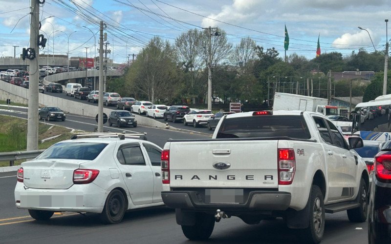 Motoristas enfrentam congestionamentos e extensas filas de veículos para acessar a área da feira | abc+