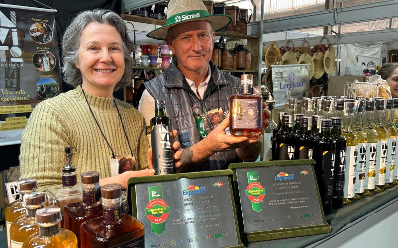 Cachaçaria Invito é 100% familiar. Na foto, Jonas Thiesen e sua esposa, Maria Luisa