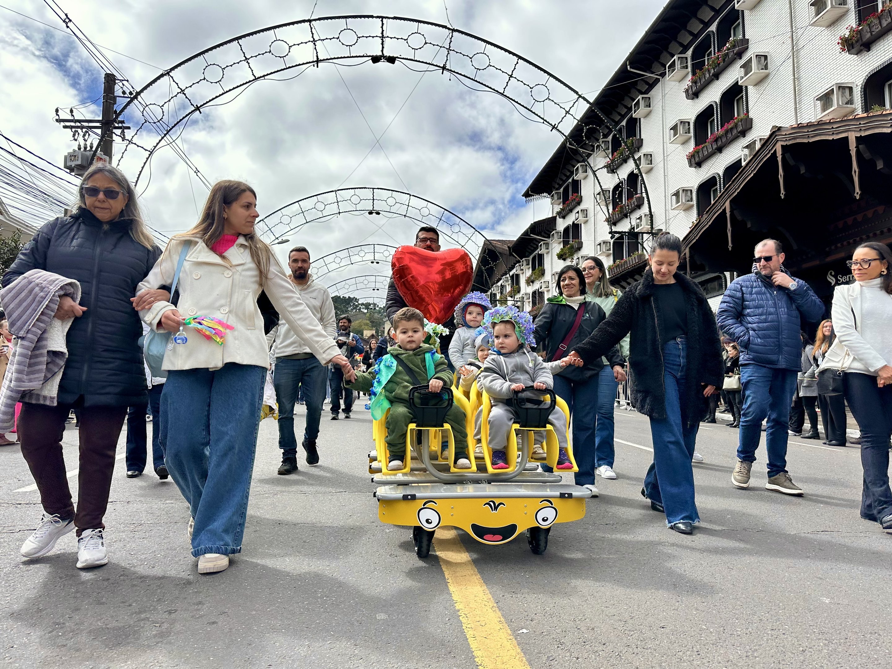 Desfile Cívico homenageia os 70 anos de Gramado