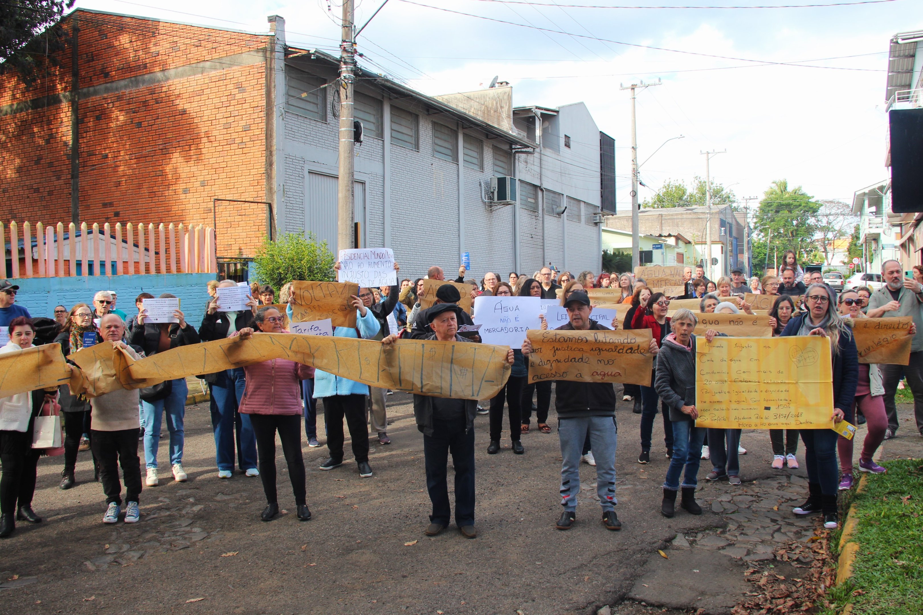 "Água não é mercadoria": Moradores do Residencial Mundo Novo protestam contra lei que retira tarifa social de água