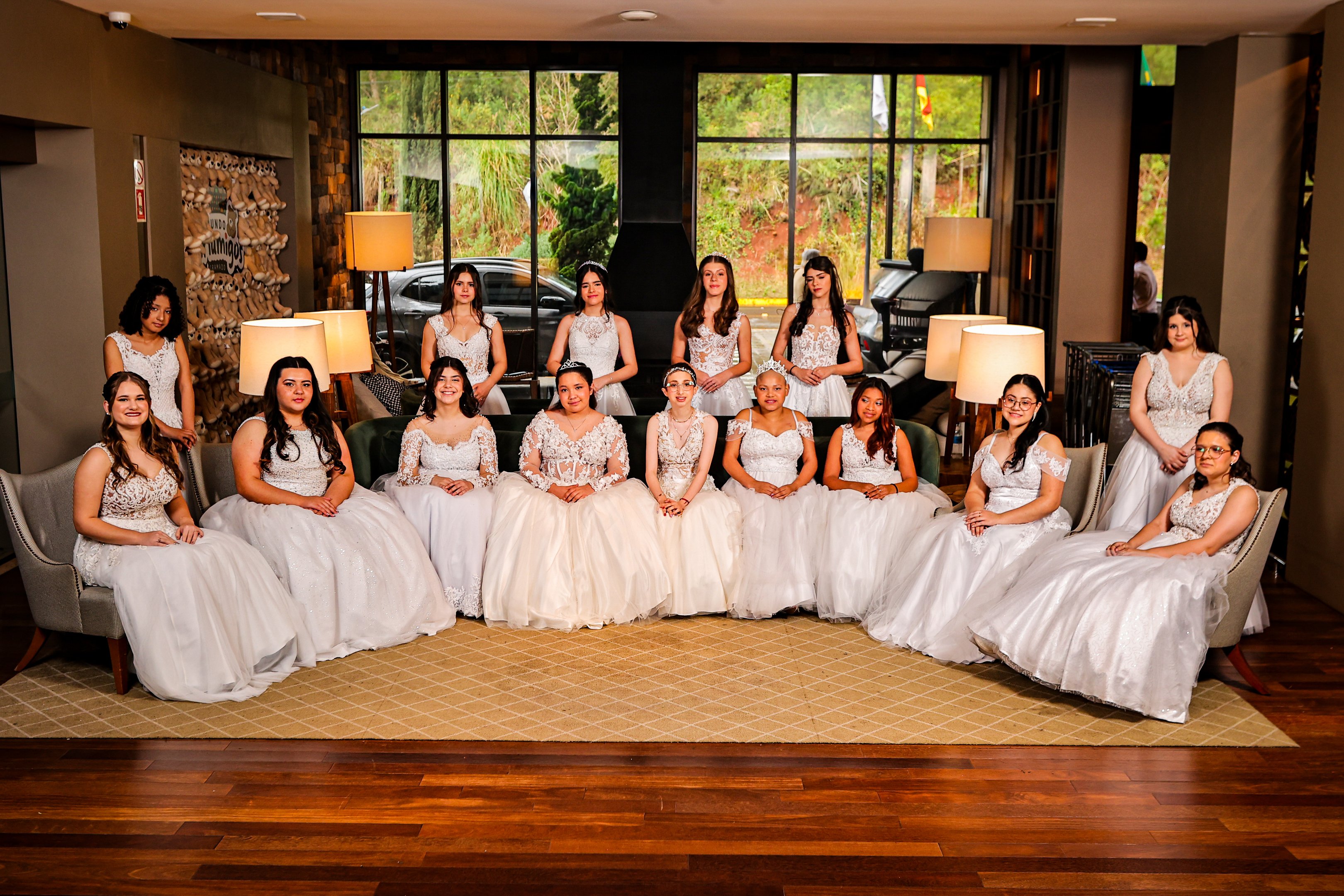 Jovens debutantes atendidas pelo Instituto do Câncer Infantil curtem passeio em Gramado