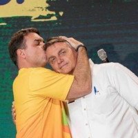 Moraes suspende visitas de Flávio a Jair Bolsonaro por 90 dias