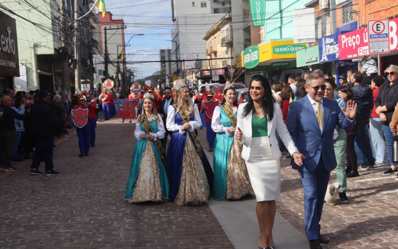 O prefeito Heliomar puxou o desfile ao lado da primeira-dama e secretária de Assistência Social Simone Dutra