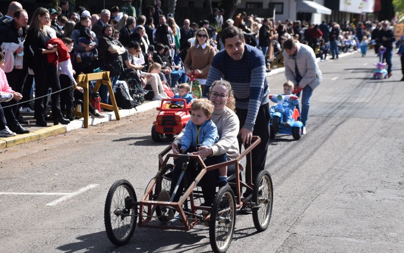Desfile em Dois Irmãos