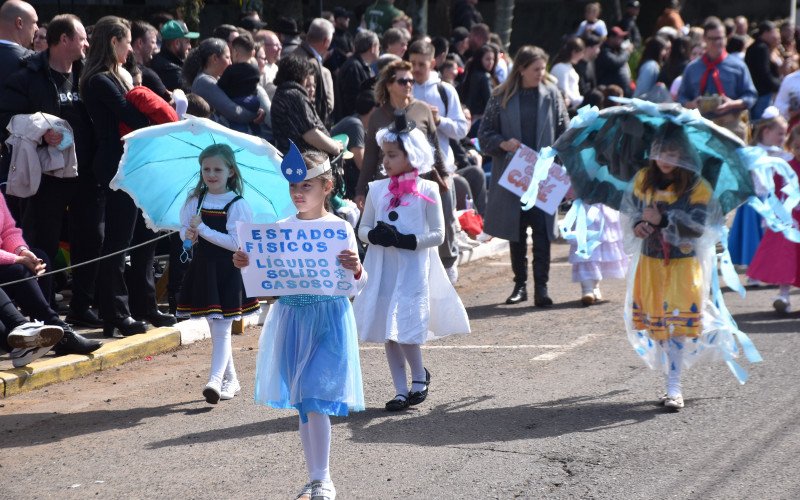 Desfile em Dois Irmãos