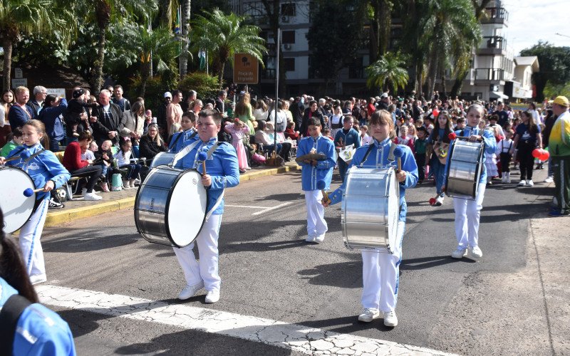 Desfile em Dois Irmãos