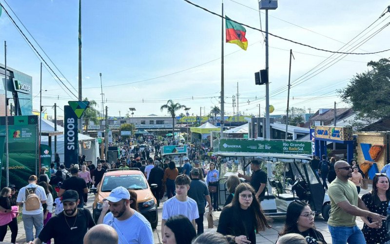 Milhares de pessoas visitaram a feira neste domingo | abc+