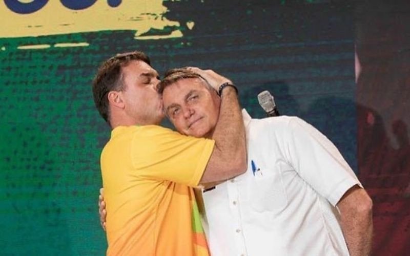 Flávio Bolsonaro e o pai Jair Bolsonaro | abc+