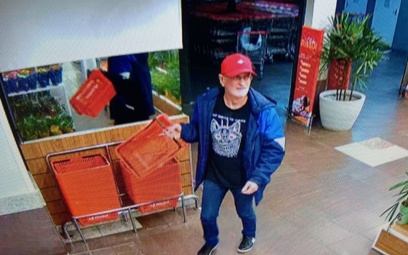Pouco depois, sem máscara, chega a um supermercado na Rua São Pedro | abc+