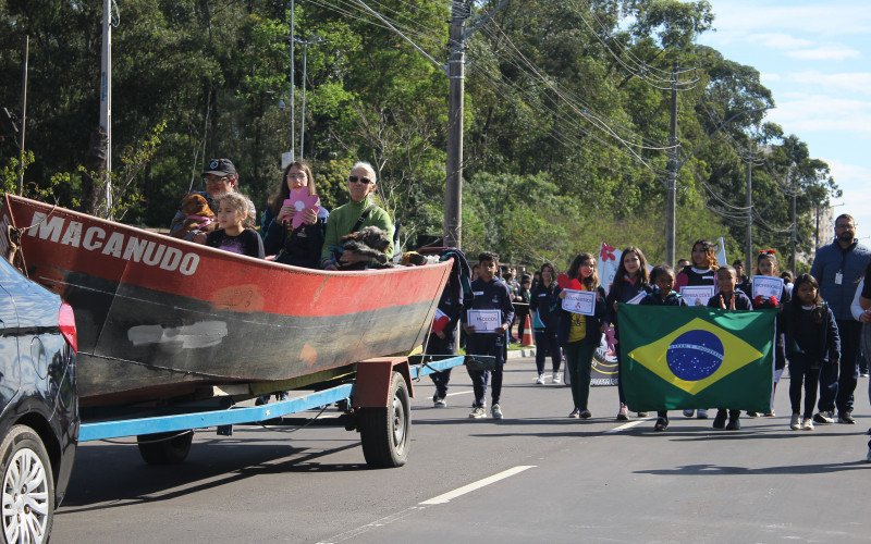 No barco, desfilaram pessoas e animais que foram resgatados por último na Emef Thiago Würth | abc+