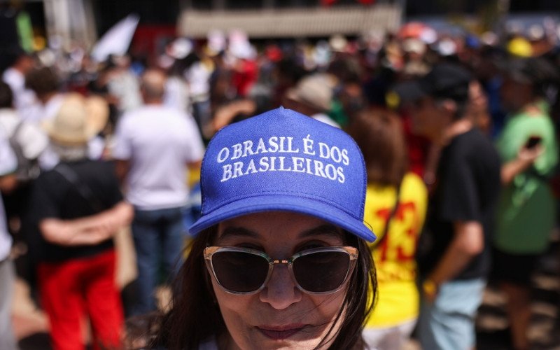 "O Brasil é dos brasileiros" é um dos bonés muito usados durante manifestação deste domingo (7), em SP | abc+