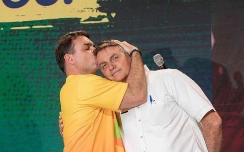 Flávio considera ação de Moraes "uma segunda facada" em Bolsonaro