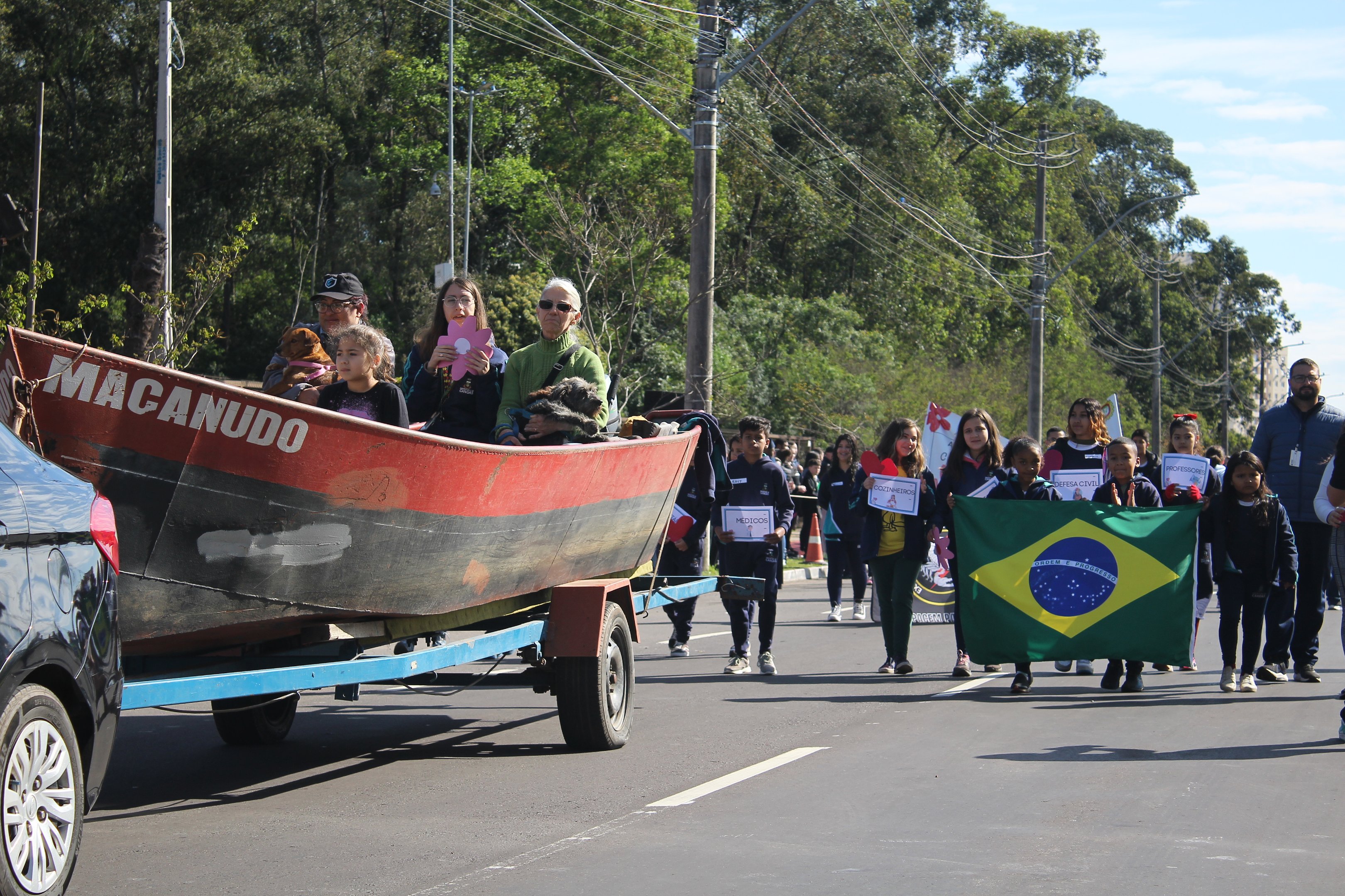 Canoas celebra 7 de Setembro com desfile cívico estudantil na Avenida Farroupilha