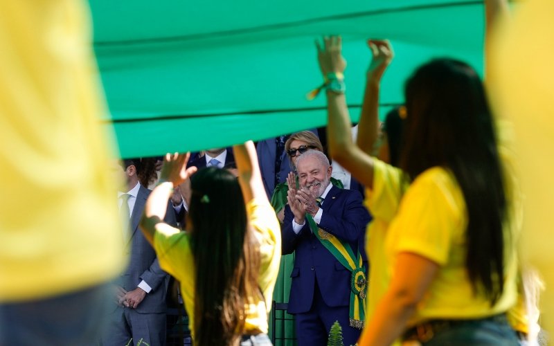 Lula e ministros acompanham desfile de 7 de Setembro enquanto público entoa "sem anistia"