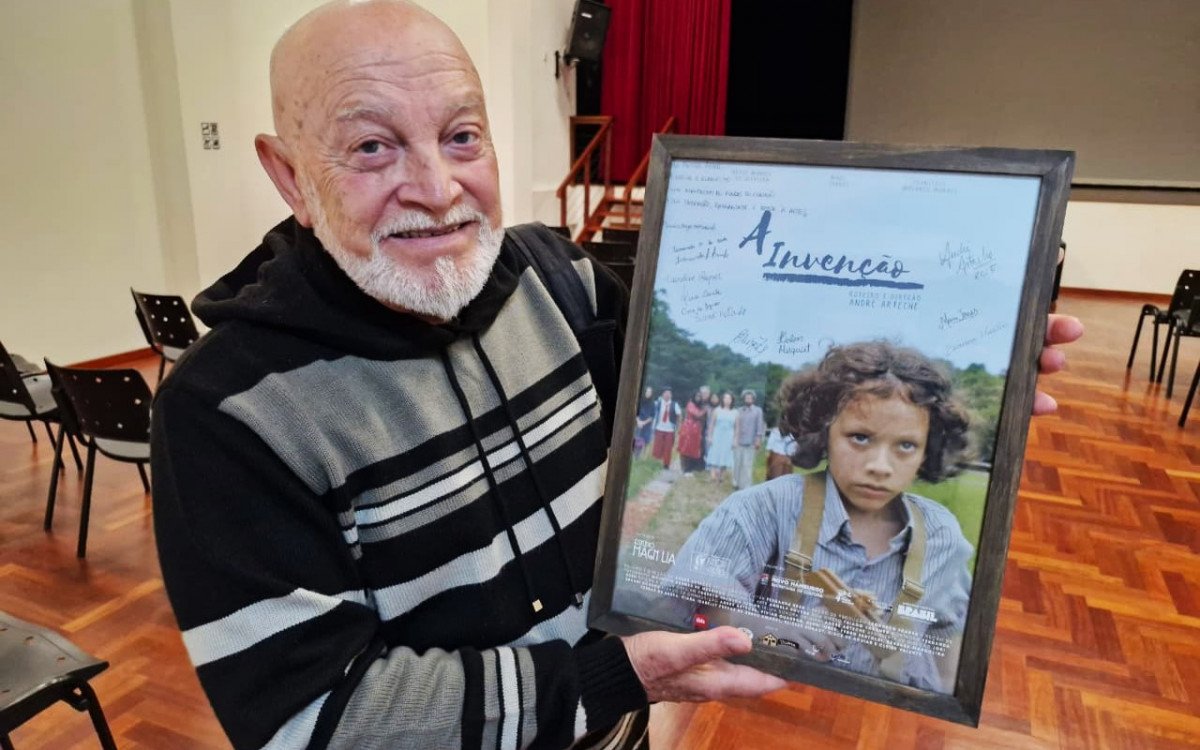 Arturzinho recebeu um quadro autografado por todo o elenco como forma de homenagem
