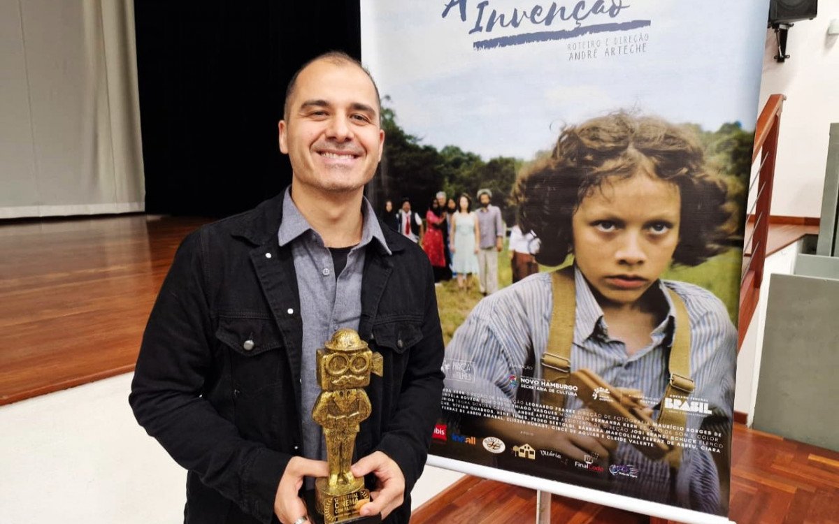 André Arteche com o prêmio de melhor trilha sonora recebido no Festival Cinema com Farinha