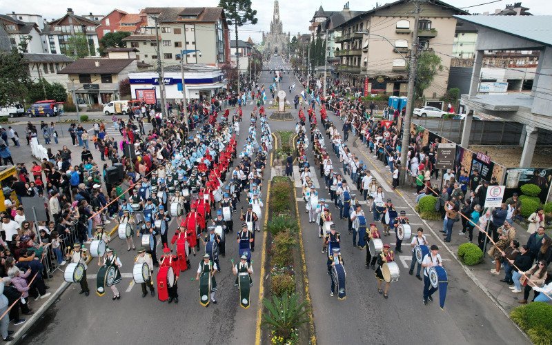 Desfile cívico reúne milhares de pessoas em Canela