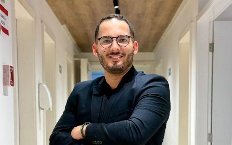 Motel ou confraternização? Diretor do SBT é preso ao fugir com jornalista no carro