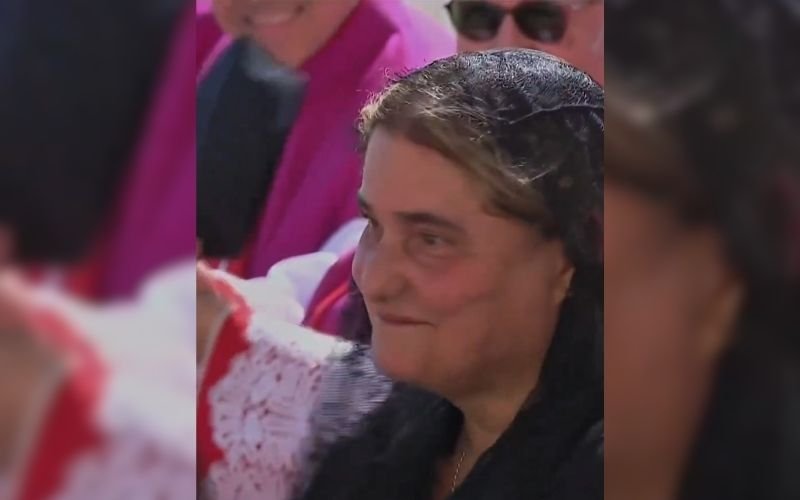 VÍDEO: Mãe de Carlo Acutis se emociona durante missa de canonização do filho, o primeiro santo millennial