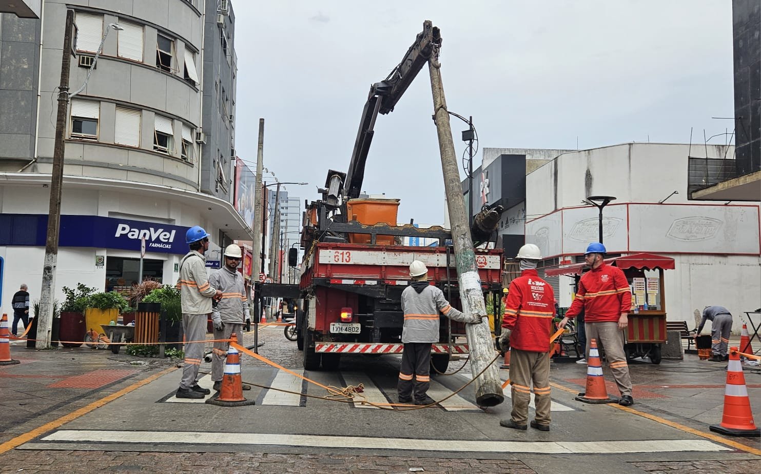 Postes e fiação aérea devem ser retirados da Rua Independência até 1º de novembro