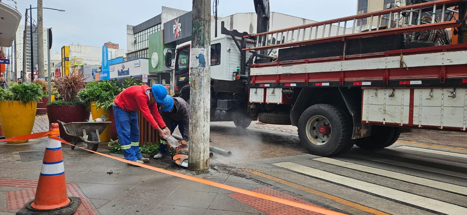 Retirada de postes da Rua Independência 