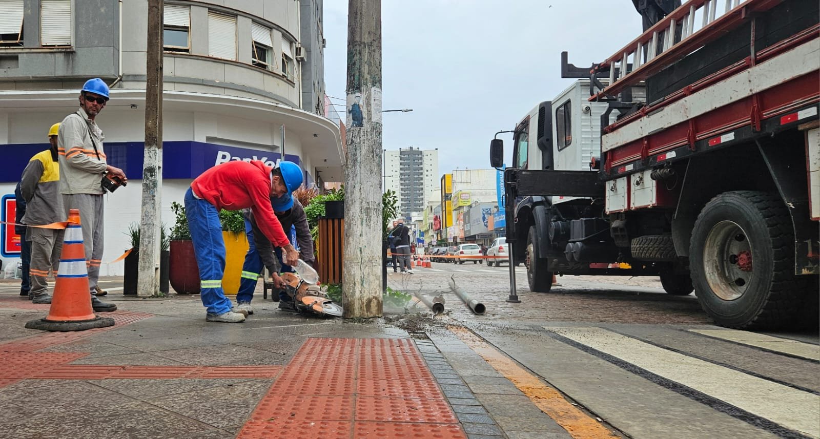 Retirada de postes da Rua Independência 