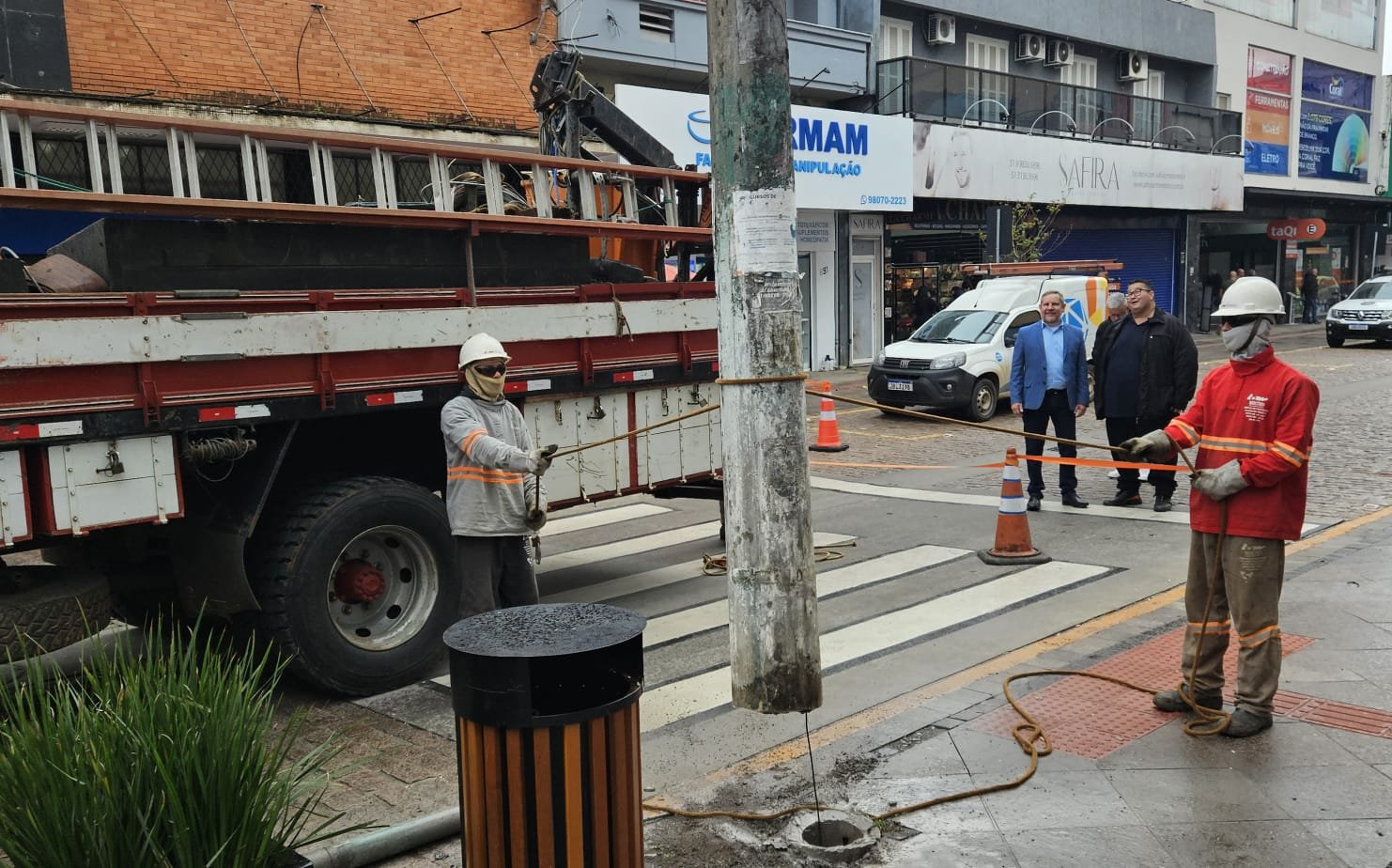 Prefeito Heliomar e secretário Tarzan acompanharam retirada de poste nesta segunda